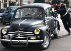 Renault 4cv poussée par un gendarme  Renault 4cv poussée par un gendarme, Bouchon de Joigny, 6 septembre 2015
